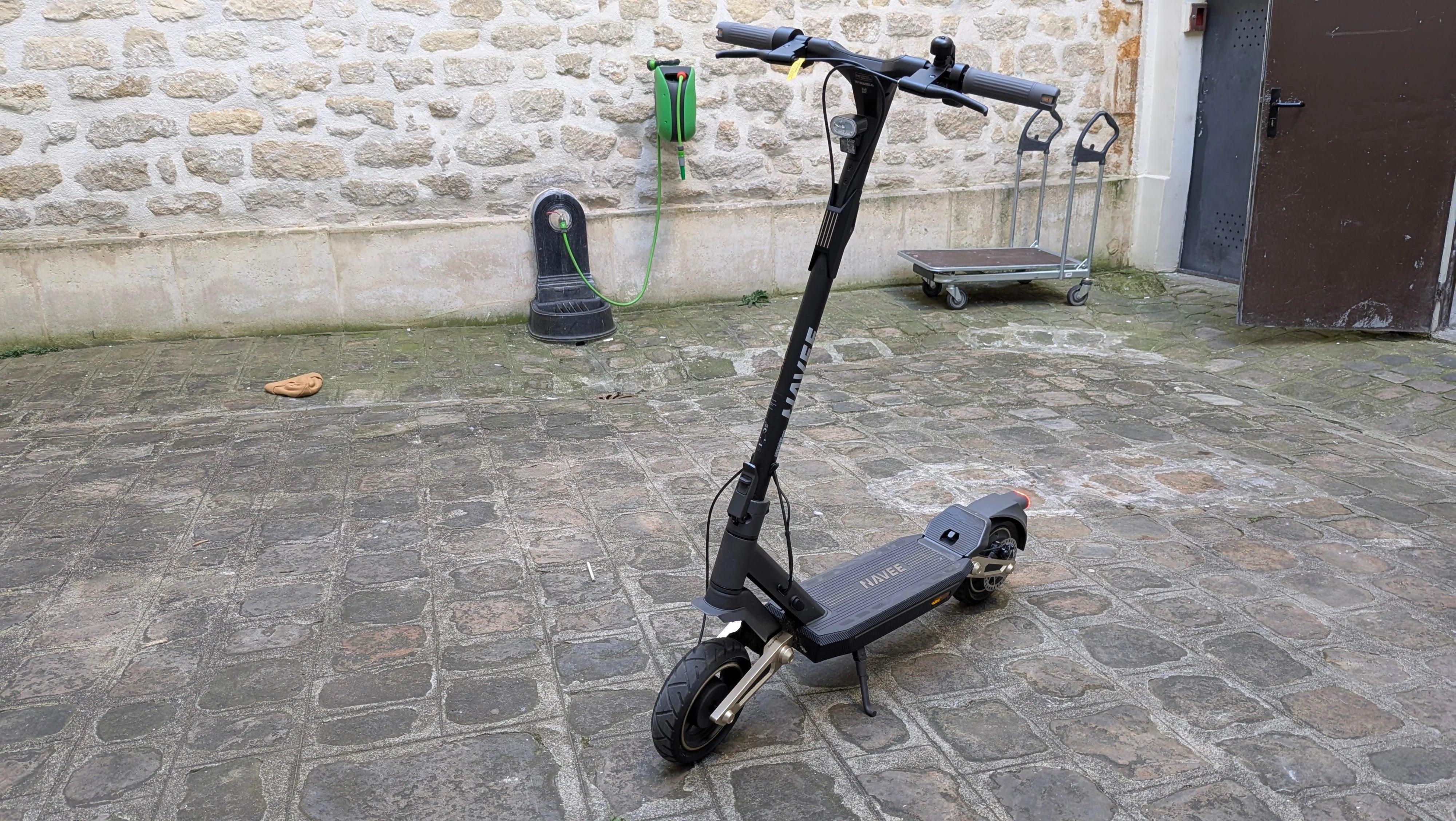 Test Navee ST3 Pro : une trottinette électrique puissante et confortable qui vous fera les bras