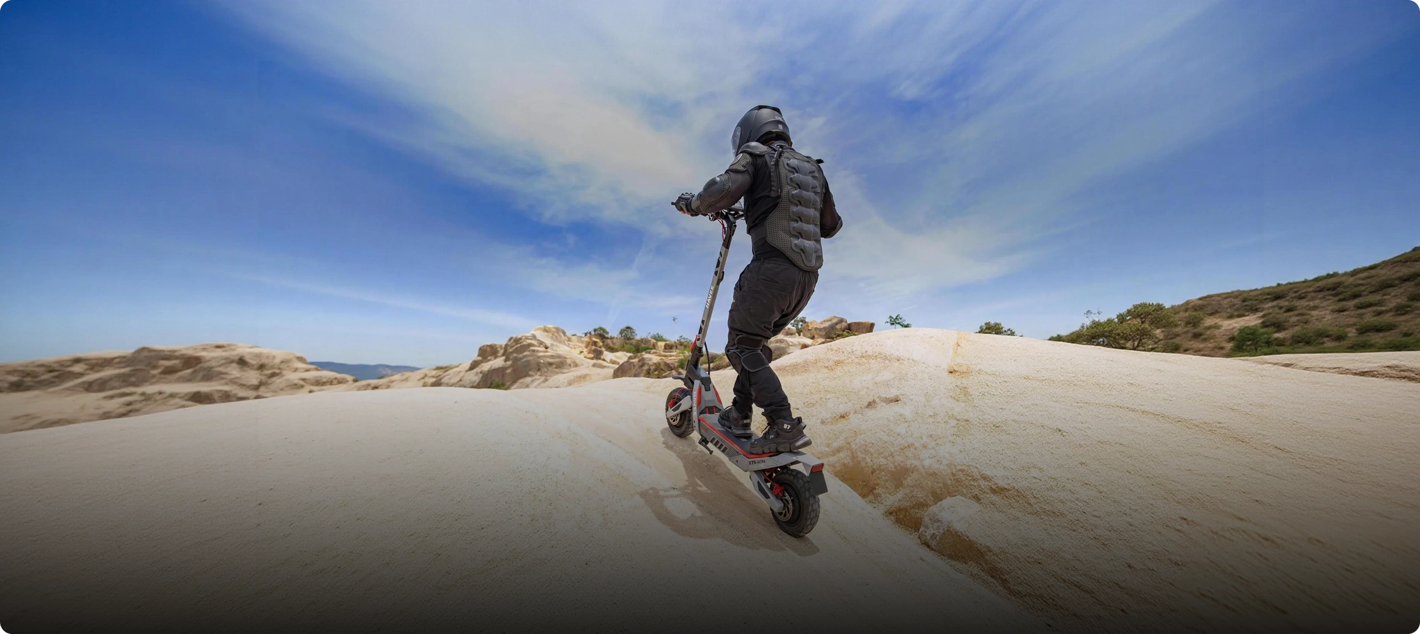Pneus tout-terrain + Suspension à quatre bras